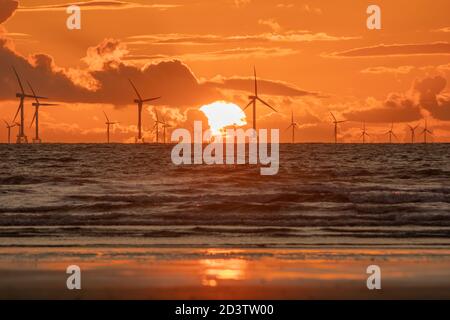 Walney Island, Cumbria, Großbritannien. Oktober 2020. Wetter in Großbritannien. Nach einem Tag Sonnenschein und Duschen, Blick auf den Sonnenuntergang über dem irischen Meer in Richtung der entfernten Walney Offshore Windfarm. Kredit:greenburn/Alamy Live Nachrichten. Stockfoto