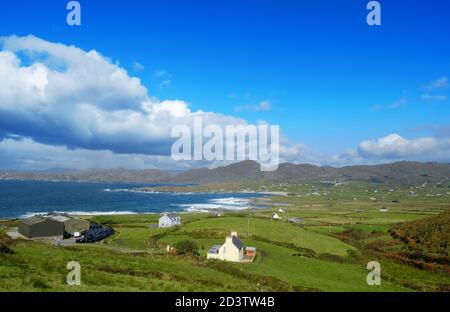 Blick Richtung Allihies im Westen der Beara Halbinsel, County Cork, Irland - John Gollop Stockfoto