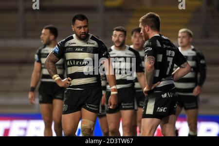 Ligi Sao (links) von Hull FC und seine Teamkollegen erscheinen beim Betfred Super League-Spiel im Emerald Headingley Stadium in Leeds niedergeschlagen. Stockfoto