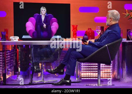 REDAKTIONELLE VERWENDUNG NUR Graham Norton interviewt Miley Cyrus während der Dreharbeiten für die Graham Norton Show im BBC Studioworks 6 Television Centre, Wood Lane, London, die am Freitagabend auf BBC One ausgestrahlt werden. Bilddatum: Donnerstag, 8. Oktober 2020. Siehe PA Story. Bildnachweis sollte lauten: PA Media im Namen von so TV Stockfoto