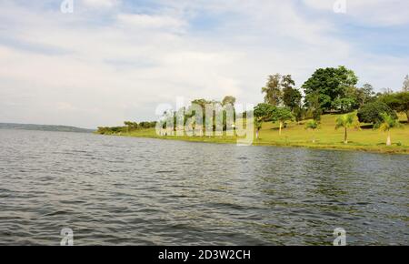 See Muhazi Wasser und kleine Hügel an den Ufern und Der blaue Himmel mit Wolken Stockfoto