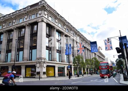 Blick auf das Kaufhaus Selfridges und die Oxford Street mit Danke Unsere Helden Flaggen, London 2020 Stockfoto