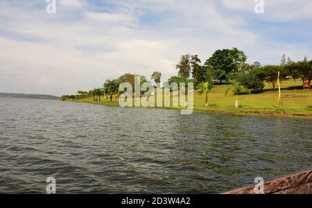 See Muhazi Wasser und kleine Hügel an den Ufern und Der blaue Himmel mit Wolken Stockfoto