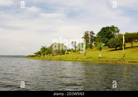 See Muhazi Wasser und kleine Hügel an den Ufern und Der blaue Himmel mit Wolken Stockfoto