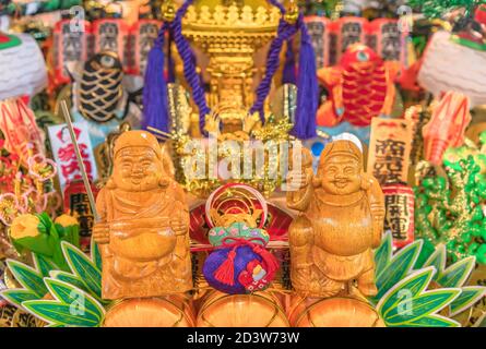 asakusa, japan - november 08 2019: Nahaufnahme eines glückverheißenden Rakes, der mit Glücksbringern und Gottheiten japanischer Folklore wie Ebisu, dem gott des Fischens, verziert ist Stockfoto