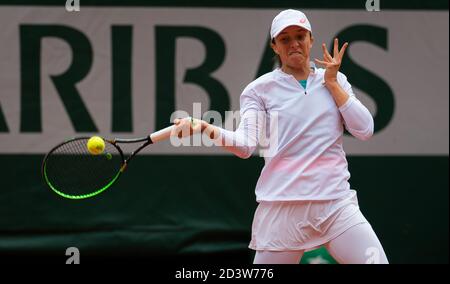 Paris, Frankreich, Italien. Okt. 2020. IGA Swiatek aus Polen im Einsatz gegen Nadia Podoroska aus Argentinien während des Halbfinales des Roland Garros 2020, Grand Slam Tennisturniers, am 8. Oktober 2020 im Roland Garros Stadion in Paris, Frankreich - Foto Rob Prange/Spanien DPPI/DPPI Kredit: LM/DPPI/Rob Prange/Alamy Live News Stockfoto