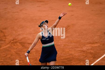 Paris, Frankreich, Italien. Okt. 2020. Nadia Podoroska aus Argentinien im Einsatz gegen IGA Swiatek aus Polen während des Halbfinales des Roland Garros 2020, Grand Slam Tennisturniers, am 8. Oktober 2020 im Roland Garros Stadion in Paris, Frankreich - Foto Rob Prange/Spanien DPPI/DPPI Kredit: LM/DPPI/Rob Prange/Alamy Live News Stockfoto