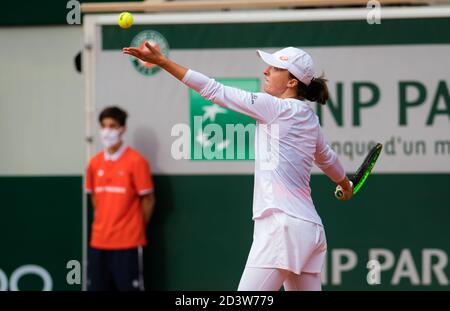 Paris, Frankreich, Italien. Okt. 2020. IGA Swiatek aus Polen im Einsatz gegen Nadia Podoroska aus Argentinien während des Halbfinales des Roland Garros 2020, Grand Slam Tennisturniers, am 8. Oktober 2020 im Roland Garros Stadion in Paris, Frankreich - Foto Rob Prange/Spanien DPPI/DPPI Kredit: LM/DPPI/Rob Prange/Alamy Live News Stockfoto