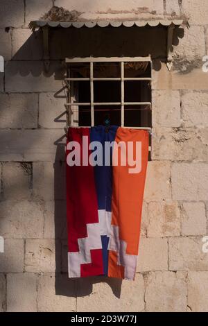 Flagge der Republik Arzakh de jure ein Teil der Republik Aserbaidschan hat eine Flagge von der Flagge Armeniens abgeleitet, die am 7. Oktober 2020 im armenischen Viertel in der Altstadt Jerusalems gehängt wurde, Als ein unterstützendes Beispiel für den anhaltenden Konflikt in der Region Berg-Karabach. Stockfoto