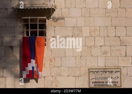 Flagge der Republik Arzakh de jure ein Teil der Republik Aserbaidschan hat eine Flagge von der Flagge Armeniens abgeleitet, die am 7. Oktober 2020 im armenischen Viertel in der Altstadt Jerusalems gehängt wurde, Als ein unterstützendes Beispiel für den anhaltenden Konflikt in der Region Berg-Karabach. Stockfoto