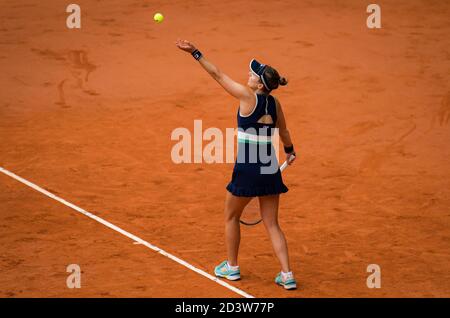 Paris, Frankreich, Italien. Okt. 2020. Nadia Podoroska aus Argentinien im Einsatz gegen IGA Swiatek aus Polen während des Halbfinales des Roland Garros 2020, Grand Slam Tennisturniers, am 8. Oktober 2020 im Roland Garros Stadion in Paris, Frankreich - Foto Rob Prange/Spanien DPPI/DPPI Kredit: LM/DPPI/Rob Prange/Alamy Live News Stockfoto