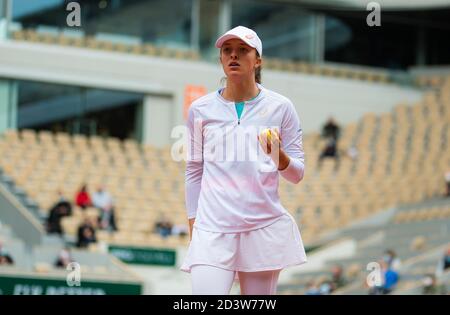 Paris, Frankreich, Italien. Okt. 2020. IGA Swiatek aus Polen im Einsatz gegen Nadia Podoroska aus Argentinien während des Halbfinales des Roland Garros 2020, Grand Slam Tennisturniers, am 8. Oktober 2020 im Roland Garros Stadion in Paris, Frankreich - Foto Rob Prange/Spanien DPPI/DPPI Kredit: LM/DPPI/Rob Prange/Alamy Live News Stockfoto