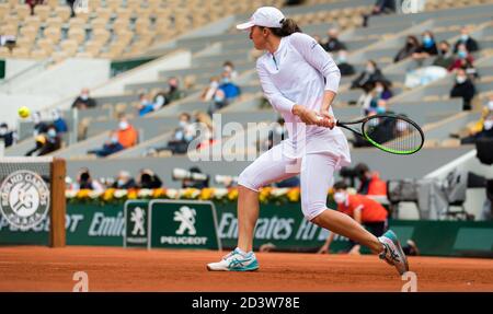 Paris, Frankreich, Italien. Okt. 2020. IGA Swiatek aus Polen im Einsatz gegen Nadia Podoroska aus Argentinien während des Halbfinales des Roland Garros 2020, Grand Slam Tennisturniers, am 8. Oktober 2020 im Roland Garros Stadion in Paris, Frankreich - Foto Rob Prange/Spanien DPPI/DPPI Kredit: LM/DPPI/Rob Prange/Alamy Live News Stockfoto