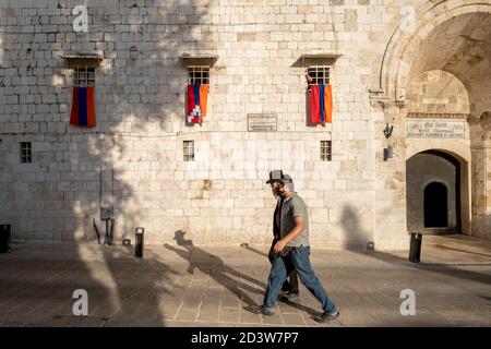 Flagge der Republik Arzakh nahm eine Flagge von der Flagge Armeniens abgeleitet und Flaggen Armeniens im armenischen Viertel in der Altstadt Jerusalems am 7. Oktober 2020 gehängt, als ein Beispiel für die Unterstützung mit dem anhaltenden Konflikt in der Region Berg-Karabach. Stockfoto