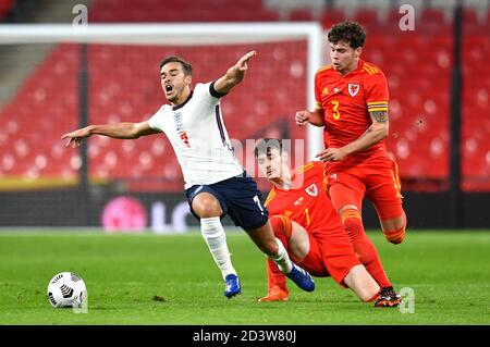 Der englische Harry Winks (links) und der walisische Dylan Levitt (Mitte) kämpfen während des internationalen Freundschaftsspiel im Wembley Stadium, London, um den Ball. Stockfoto