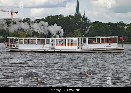 Altes Dampfschiff auf einer Rundfahrt auf der Alster in Hamburg Stockfoto