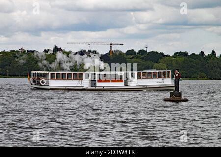 Altes Dampfschiff auf einer Rundfahrt auf der Alster in Hamburg Stockfoto