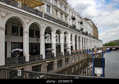 Die weißen Bögen der Alsterarkaden an der Alster Fluss in der Hamburger Innenstadt Stockfoto