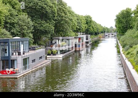 Hausboote liegen am Ufer der Elbe in Hamburg Stockfoto