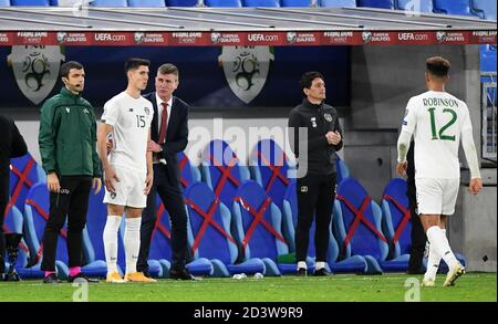 Republik Irland ersetzt Callum O'Dowda (links) mit Cheftrainer Stephen Kenny, bevor er Teamkollege Callum Robinson während des UEFA Euro 2020 Play-Off Halbfinalmatches beim Narodny Futbalovy, Bratislava, ersetzt. Stockfoto