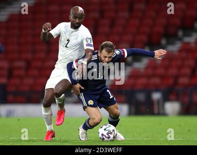 Der israelische Eli Dasa (links) und der schottische Ryan Fraser kämpfen während des UEFA Euro 2020 Play-Off Halbfinalmatches im Hampden Park, Glasgow, um den Ball. Stockfoto