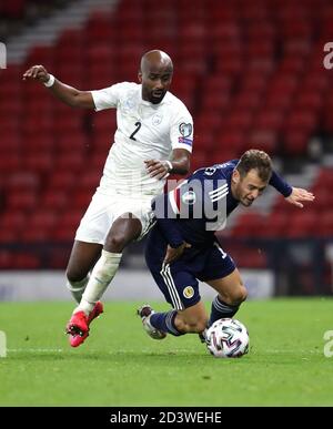 Der israelische Eli Dasa (links) und der schottische Ryan Fraser kämpfen während des UEFA Euro 2020 Play-Off Halbfinalmatches im Hampden Park, Glasgow, um den Ball. Stockfoto