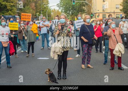 Madrid, Spanien. Okt. 2020. Nachbarn des Viertels Carabanchel demonstrieren zum fünften Mal wegen des Mangels an Ärzten im Abrantes Gesundheitszentrum. Ein kritischer Moment aufgrund der Situation der zweiten Welle des Coronavirus. (Foto von Alberto Sibaja/Pacific Press) Quelle: Pacific Press Media Production Corp./Alamy Live News Stockfoto