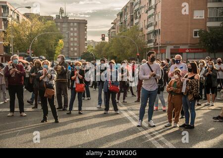 Madrid, Spanien. Okt. 2020. Nachbarn des Viertels Carabanchel demonstrieren zum fünften Mal wegen des Mangels an Ärzten im Abrantes Gesundheitszentrum. Ein kritischer Moment aufgrund der Situation der zweiten Welle des Coronavirus. (Foto von Alberto Sibaja/Pacific Press) Quelle: Pacific Press Media Production Corp./Alamy Live News Stockfoto