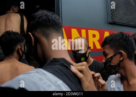 Palembang, Indonesien. Okt. 2020. Eine Reihe von Provokateuren wurden von Polizeibeamten während einer Studentendemonstration gegen das Omnibus-Gesetz im Gebäude des Regionalrats der Südsumatra am Donnerstag, den 8. Oktober 2020, verhaftet. (Foto von Adam Rachman/Pacific Press) Quelle: Pacific Press Media Production Corp./Alamy Live News Stockfoto