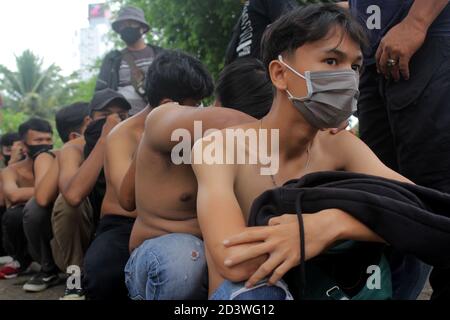 Palembang, Indonesien. Okt. 2020. Eine Reihe von Provokateuren wurden von Polizeibeamten während einer Studentendemonstration gegen das Omnibus-Gesetz im Gebäude des Regionalrats der Südsumatra am Donnerstag, den 8. Oktober 2020, verhaftet. (Foto von Adam Rachman/Pacific Press) Quelle: Pacific Press Media Production Corp./Alamy Live News Stockfoto