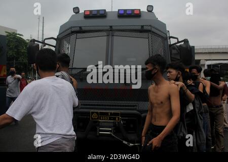 Palembang, Indonesien. Okt. 2020. Eine Reihe von Provokateuren wurden von Polizeibeamten während einer Studentendemonstration gegen das Omnibus-Gesetz im Gebäude des Regionalrats der Südsumatra am Donnerstag, den 8. Oktober 2020, verhaftet. (Foto von Adam Rachman/Pacific Press) Quelle: Pacific Press Media Production Corp./Alamy Live News Stockfoto