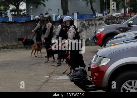 Palembang, Indonesien. Okt. 2020. Polizeibeamte der Republik Indonesien sichern sich eine Studentendemonstration gegen das Omnibus-Gesetz im Süd-Sumatra-Gebäude Dewan Perwakilan Rakyat Daerah Donnerstag, 8. Oktober 2020. (Foto von Adam Rachman/Pacific Press) Quelle: Pacific Press Media Production Corp./Alamy Live News Stockfoto