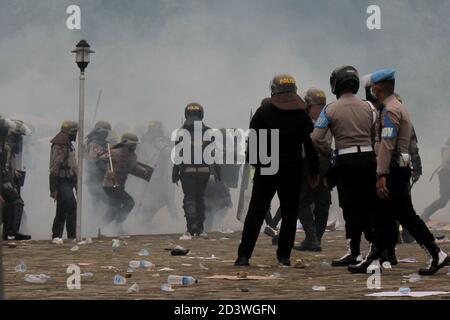 Palembang, Indonesien. Okt. 2020. Polizeibeamte der Republik Indonesien sichern sich eine Studentendemonstration gegen das Omnibus-Gesetz im Süd-Sumatra-Gebäude Dewan Perwakilan Rakyat Daerah Donnerstag, 8. Oktober 2020. (Foto von Adam Rachman/Pacific Press) Quelle: Pacific Press Media Production Corp./Alamy Live News Stockfoto