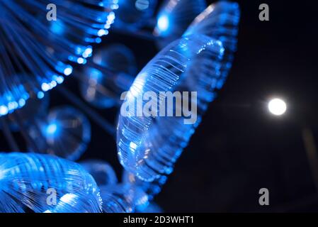 Dekorative Lichtwellenleiter-Leuchten auf dunklem Hintergrund Stockfoto