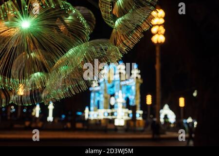 Festliche weihnachtslichter in der Stadt, dekorative Fiberoptik-Lichter auf dunklem Hintergrund Stockfoto