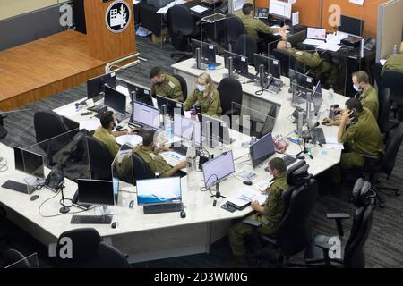 RAMLA, ISRAEL - 08. OKTOBER: Militärpersonal führt am 08. Oktober 2020 epidemiologische Untersuchungen im Coronavirus-Hauptquartier der israelischen Armee in der Nähe der Stadt Ramla in Israel durch. Das 'Alon' Coronavirus Command Center, das sich auf der Basis des Home Front Command befindet, unterstützt Gesundheitsbeamte bei Tests und epidemiologischen Untersuchungen von COVID-19-Patienten, um das Testverfahren zu verkürzen und die Infektionskette im Land zu verkürzen. Stockfoto