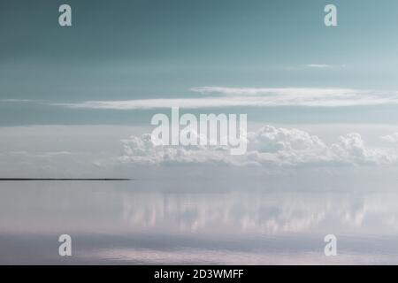 Salzsee Wasseroberfläche mit Spiegelreflexion der Wolken Farbe in Pastellfarben abgestuft. Sywasch oder Sivash, Putriden See oder Rotten See, Ukraine Stockfoto