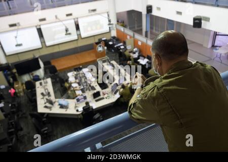 RAMLA, ISRAEL - 08. OKTOBER: Militärpersonal, das am 08. Oktober 2020 in der Nähe der Stadt Ramla in Israel epidemiologische Untersuchungen am Hauptquartier der israelischen Coronavirus-Task Force mit Computern durchgeführt hat. Das 'Alon' Coronavirus Command Center, das sich auf der Basis des Home Front Command befindet, unterstützt Gesundheitsbeamte bei Tests und epidemiologischen Untersuchungen von COVID-19-Patienten, um das Testverfahren zu verkürzen und die Infektionskette im Land zu verkürzen. Stockfoto