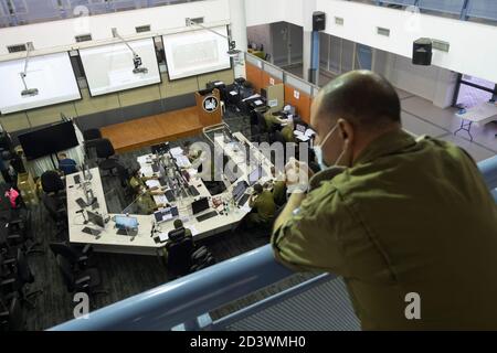 RAMLA, ISRAEL - 08. OKTOBER: Militärpersonal, das am 08. Oktober 2020 in der Nähe der Stadt Ramla in Israel epidemiologische Untersuchungen am Hauptquartier der israelischen Coronavirus-Task Force mit Computern durchgeführt hat. Das 'Alon' Coronavirus Command Center, das sich auf der Basis des Home Front Command befindet, unterstützt Gesundheitsbeamte bei Tests und epidemiologischen Untersuchungen von COVID-19-Patienten, um das Testverfahren zu verkürzen und die Infektionskette im Land zu verkürzen. Stockfoto