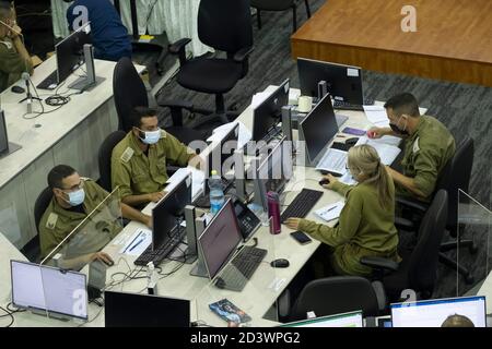 RAMLA, ISRAEL - 08. OKTOBER: Militärpersonal, das am 08. Oktober 2020 in der Nähe der Stadt Ramla in Israel epidemiologische Untersuchungen am Hauptquartier der israelischen Coronavirus-Task Force mit Computern durchgeführt hat. Das 'Alon' Coronavirus Command Center, das sich auf der Basis des Home Front Command befindet, unterstützt Gesundheitsbeamte bei Tests und epidemiologischen Untersuchungen von COVID-19-Patienten, um das Testverfahren zu verkürzen und die Infektionskette im Land zu verkürzen. Stockfoto