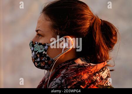 Warschau, Polen. Oktober 2020. Am 8. Oktober 2020 wird eine Frau mit einer Stoffmaske im Zentrum von Warschau, Polen, gesehen. Das Gesundheitsministerium hat am Donnerstag 4280 neue Infektionen des Coronavirus und 75 Diahts angekündigt. Beides sind neue Rekorde seit Beginn der Epidemie im Land. Die Rekordzahl am Donnerstag schlug den vorherigen Rekord vom Vortag mit mehr als tausend. Am Samstag wird das gesamte Land als "gelbe Zone" eingestuft werden, was Outdoor-Maske tragen obligatorisch. (Foto von Jaap Arriens/Sipa USA) Quelle: SIPA USA/Alamy Live News Stockfoto
