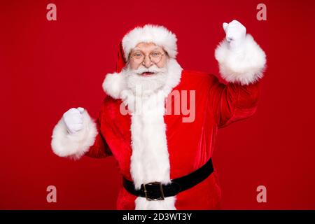 Foto von Rentner Opa grauen Bart heben Fäuste gewinnen schockierend Rabatt Neujahr Shopping Wear santa Kostüm Leder Gürtel Handschuhe Mantel Brillen Stockfoto