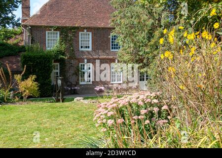 Farley Farmhouse, die Heimat der Surrealisten Lee Miller und Roland Penrose, Muddles Green, in der Nähe von Chiddingly, East Sussex, Großbritannien Stockfoto