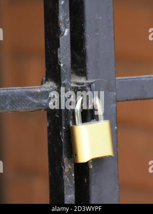 Nahaufnahme des Schlosses am schmiedeeisernen Tor COVID-19 Stockfoto