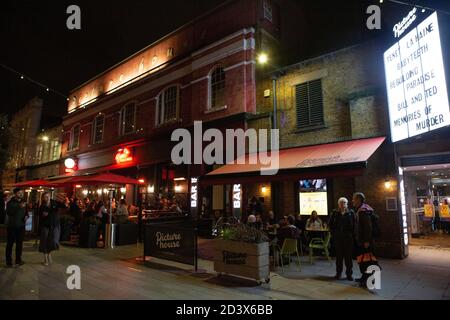 Clapham, London, Großbritannien, 8. Oktober 2020: Clapham Picturehaus und alle anderen Kinos der Cineworld-Kette schlossen heute Abend bis zum 2021. März ihre Türen. Am Abend wurden die Filmtitel durch die Botschaften ersetzt: "Wir kommen wieder. Unterstützen Sie die Künste. Vive le Cinema.' Anna Watson/Alamy Live News Stockfoto