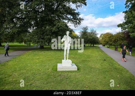 London, Großbritannien. 07. Oktober 2020. Frieze Sculpture 2020 Ausstellung im Regent's Park. David Altmejd „Untitled 1 (Bronze Bodybuilder)“. Quelle: Waldemar Sikora Stockfoto