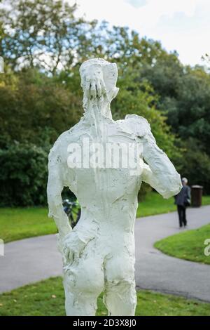 London, Großbritannien. 07. Oktober 2020. Frieze Sculpture 2020 Ausstellung im Regent's Park. David Altmejd „Untitled 1 (Bronze Bodybuilder)“. Quelle: Waldemar Sikora Stockfoto