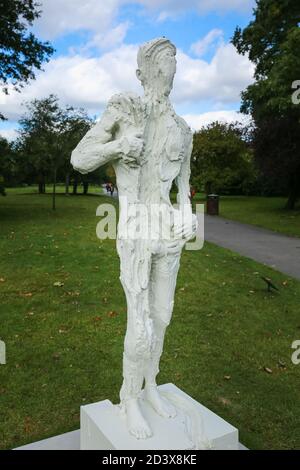 London, Großbritannien. 07. Oktober 2020. Frieze Sculpture 2020 Ausstellung im Regent's Park. David Altmejd „Untitled 1 (Bronze Bodybuilder)“. Quelle: Waldemar Sikora Stockfoto