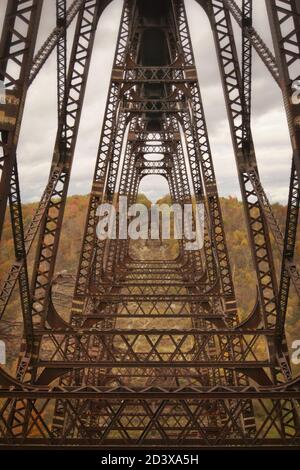 Kinzua Eisenbahnbrücke Struktur mit Herbst Laub Stockfoto