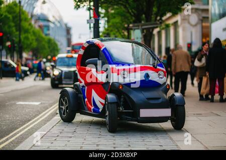 LONDON, Großbritannien - 28. MAI 2018:kleiner moderner Renault-Elektrowagen mit Union Jack Flagge Grafik-Park in der belebten Oxford Street Stockfoto